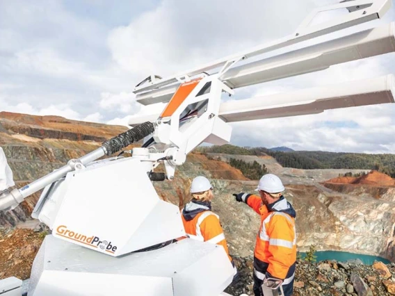 Miners use high-tech equipment