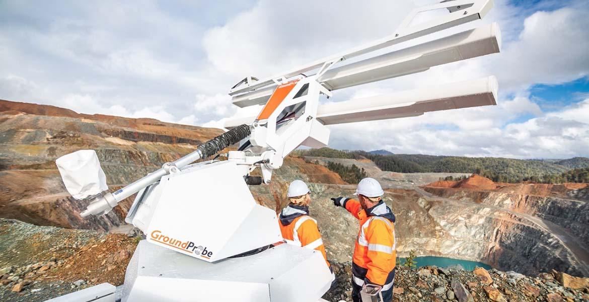 Miners use high-tech equipment